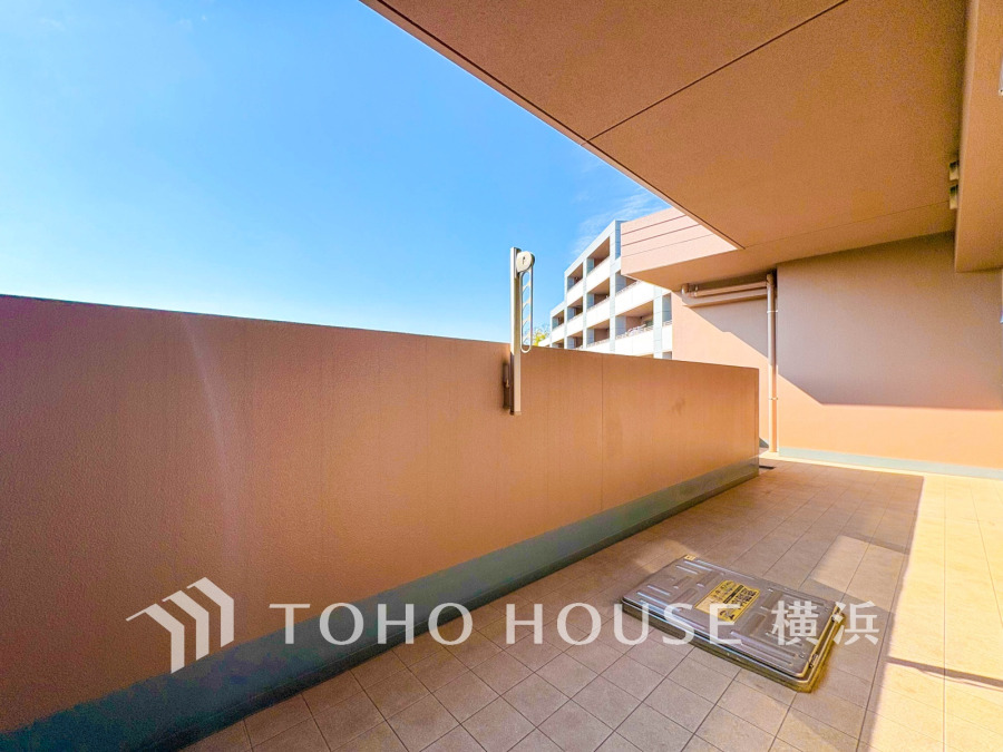 南西向きの明るいバルコニーは広々ワイドスパンで室内にたっぷりと光を取り込みます。
