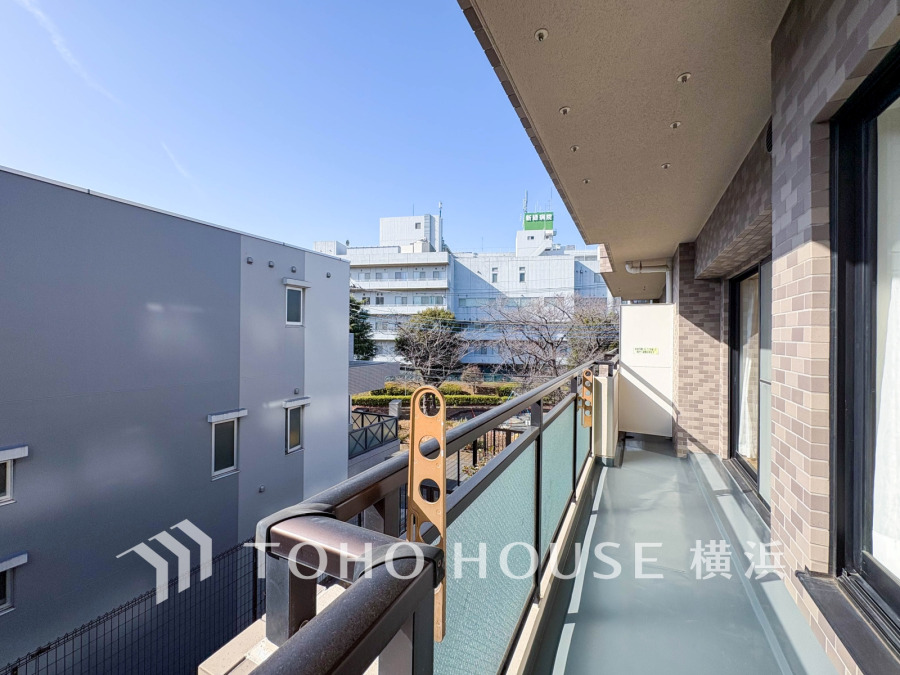 南西向きの明るいバルコニー。開放的な空間を演出しながら、プライベート性も確保された空間です。
