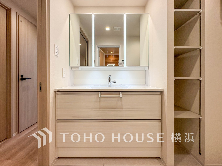清潔感のある洗面台と収納力豊富な棚で、毎日の身支度を快適にサポートする機能的な空間です。