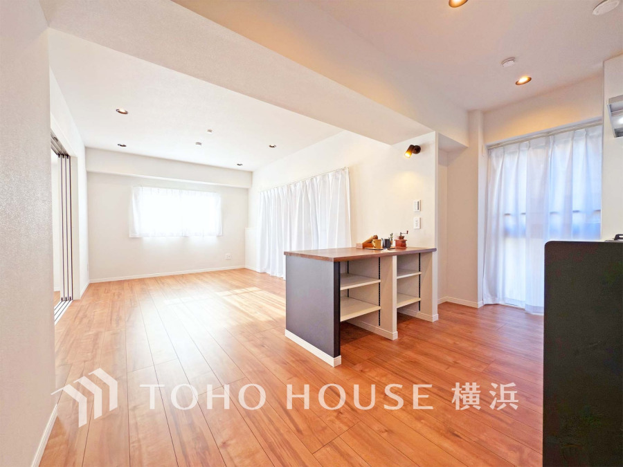 柔らかな光が広がり、デザインされた美しい内装が織り成す家族の集う場所。楽しい会話やさまざまな時が織りなすご家族の時間が丁寧に紡がれていく大切な空間。