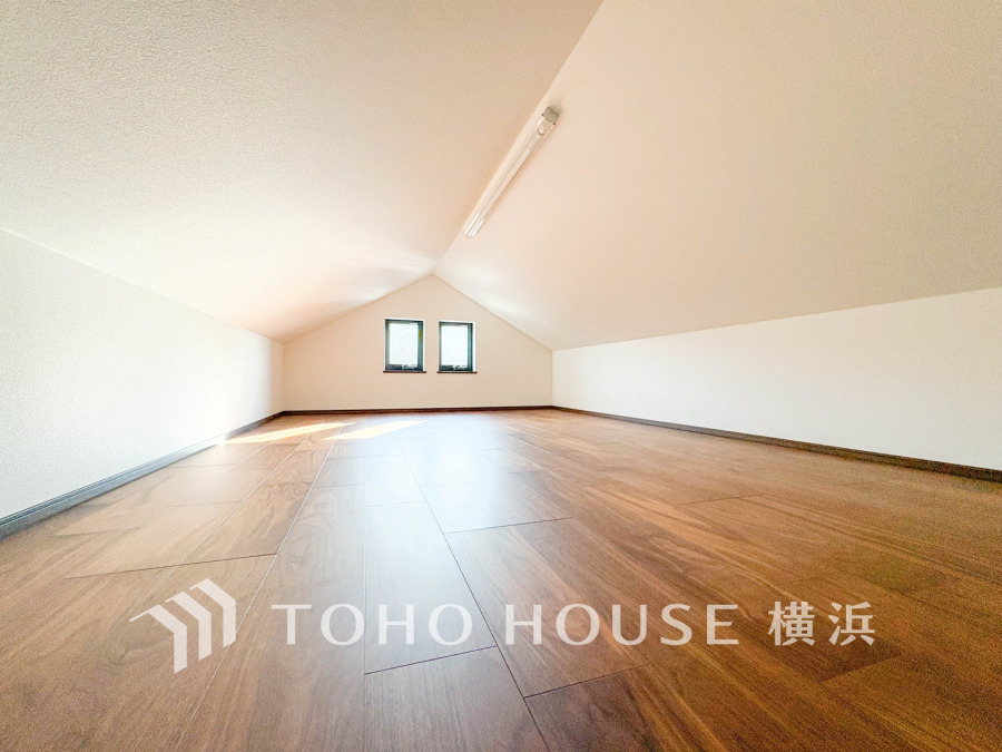 洋室上部には広々とした小屋裏収納を完備。
