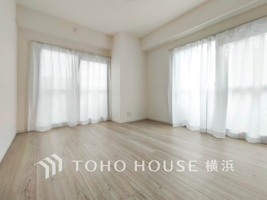 2面のバルコニーに面した、角部屋ならではの開放的な洋室です。