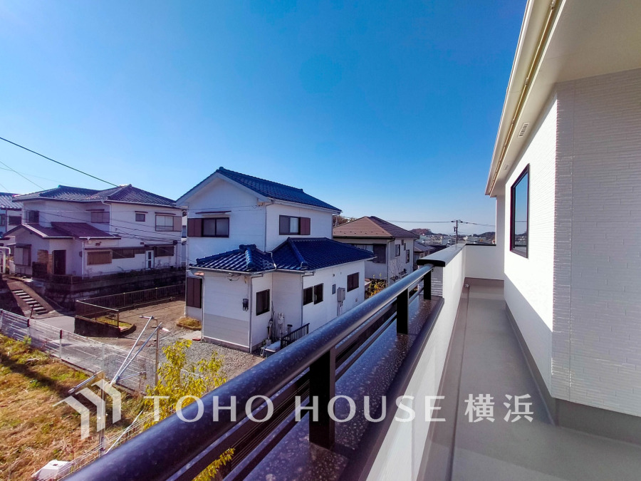 陽当たり良好なバルコニーからは、静かな住宅街の景色が広がり、ゆったりとした時間を過ごせます。