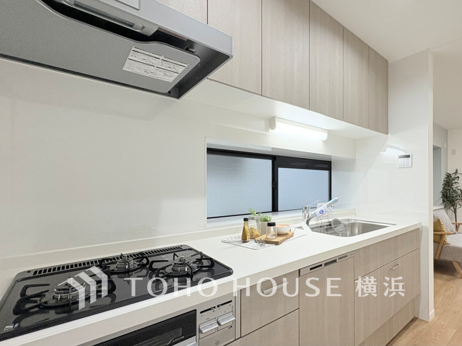 ご家族みんなで調理ができる位のスペースを実現したキッチン空間となっております。みんなで作った料理を召し上がりながらの会話は、どのような物になるのでしょうか。