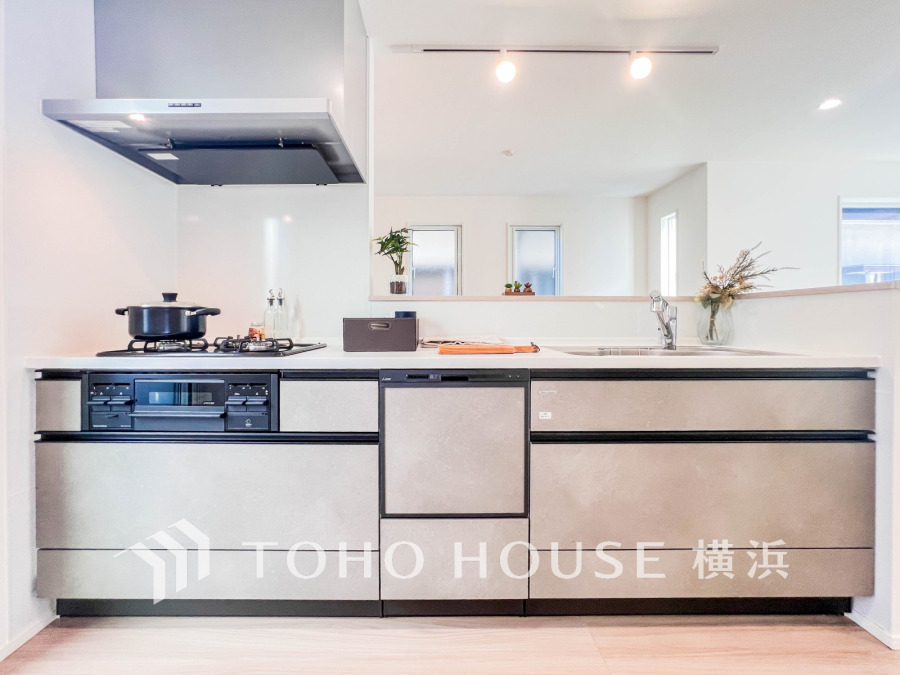 使い勝手の良い設備のキッチンで効率よくお料理もできます。食する料理に家族が舌鼓を打ち自然と笑いが絶えない空気感がそこに広がります。自慢の腕をふるってください。