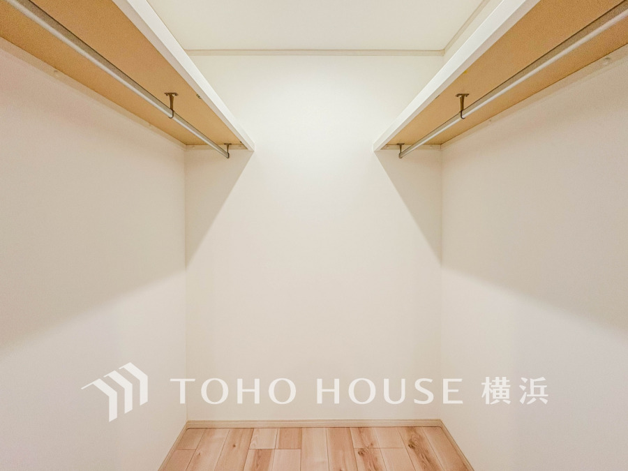ウォークインクローゼット（＝WIC）は家族みんなの衣類が収納できるよう広めに設計。見やすく取り出しやすい、機能的で使い勝手のよい収納スペースです。