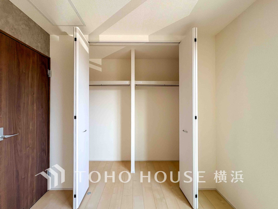 収納力たっぷりのクローゼット。シンプルで使いやすく、洋服や季節用品の整理に便利です。