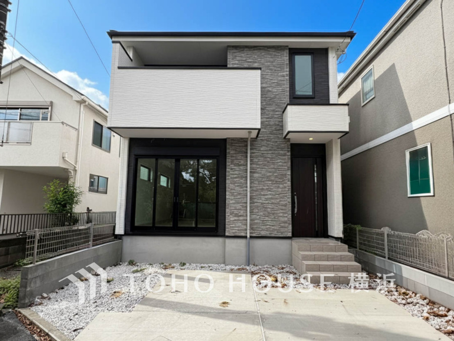 落ち着きある閑静な住宅街に誕生したこちらのお住まい。洗練された上品な佇まいが街に調和し、華やぎも加えます。街に新たな価値をもたらし続けることでしょう。