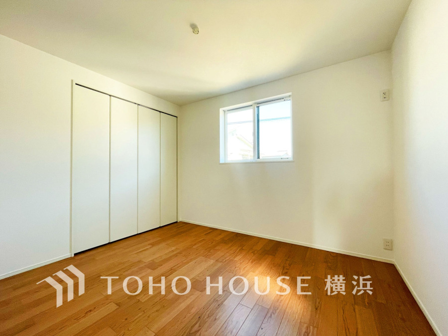 晴天の輝きと共に差し込む暖かな陽射しを愉しむことのできる空間。時には雨音が刻むリズムとハーモニーに耳を澄まし、煌く星空を眺める、そんな日常がここにあります。