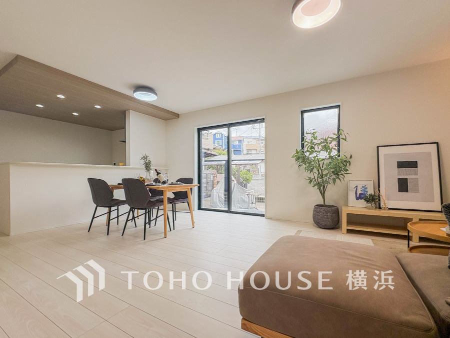 明るく開放的な空間が広がるLDK。室内には豊かな陽光が注ぎ込み、爽やかな住空間を演出。
