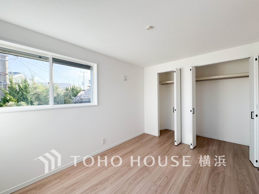 穏やかな風と陽光を導き、プライバシーに配慮された設計プランを採用し、居住性を一段と心地よいものにしています。明るく開放的な空間を演出しております。