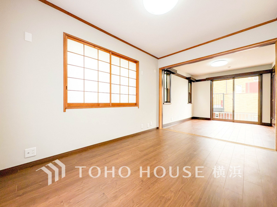 穏やかな風と陽光を導き、プライバシーに配慮された設計プランを採用し、居住性を一段と心地よいものにしています。明るく開放的な空間を演出しております。