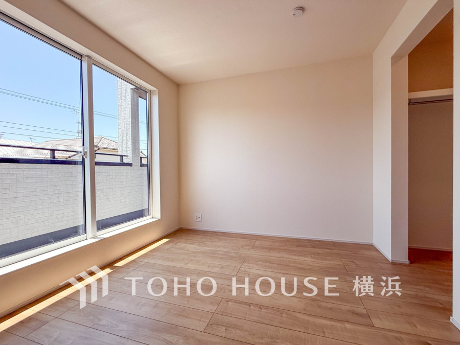 大きな窓から自然光がたっぷり入る明るい洋室。ウォークインクローゼット付きです。