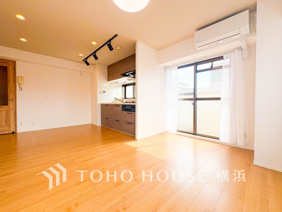 家族みんなが爽やかに健やかに過ごせるように、溢れる光をたっぷり取り込んだリビングダイニング。集いの場、憩いの場としての快適性を求めたやすらぎの空間です。