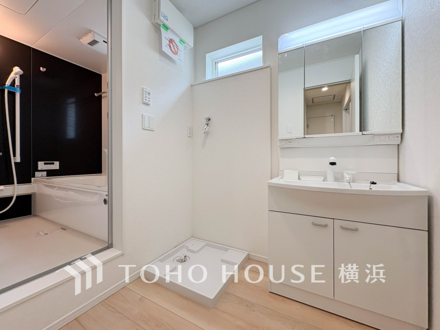 平日の朝であっても、落ち着きとくつろぎを感じられる。歯磨き粉が行方不明になるようなごちゃごちゃ感も解消。コーディネートされた空間で気持ちよく身だしなみを整えられます。