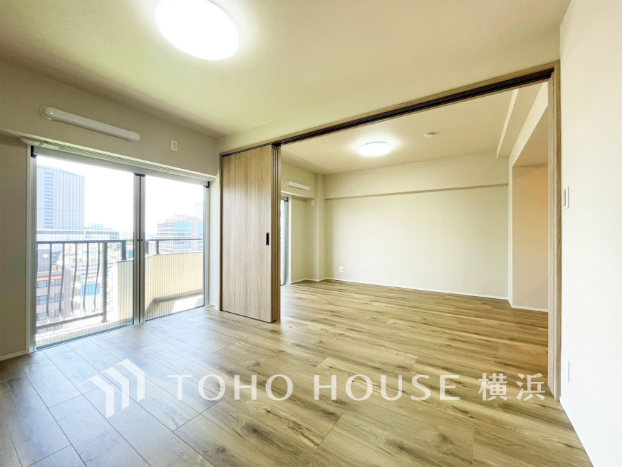 バルコニーに面した洋室は、扉を開放して隣接するリビングと一体化して使うことも可能です。
