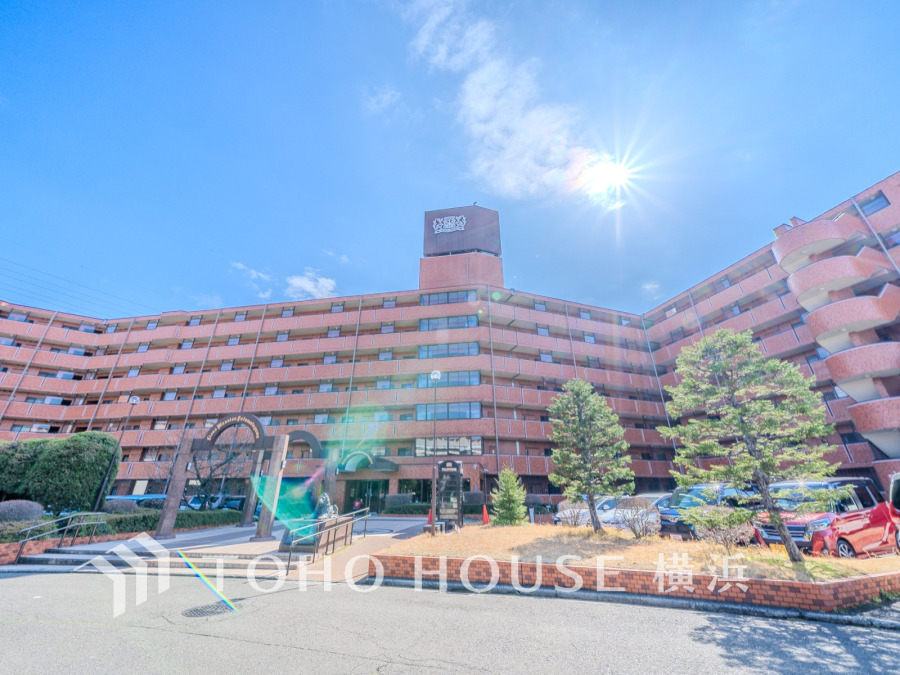 時代の流れに惑わされないシックなカラートーンで街並みに溶け込む外観は、主張し過ぎず、また平凡になり過ぎず絶妙なコントラストで輝きを放ちます。