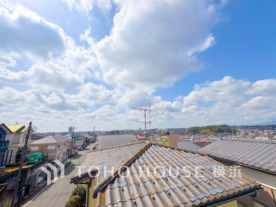 この開放感ある眺望と共に閑静な住宅街の季節感を演出する四季折々の変化を楽しめる心地よい場所となることでしょう。