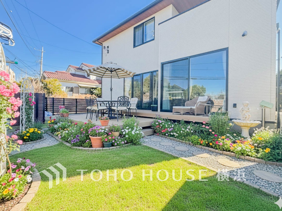 たっぷり降り注ぐ日差しの下バーベキューを楽しんだり、大切な家族やペットと楽しく安らぐ休日を過ごせそうですね。（AI加工しています）