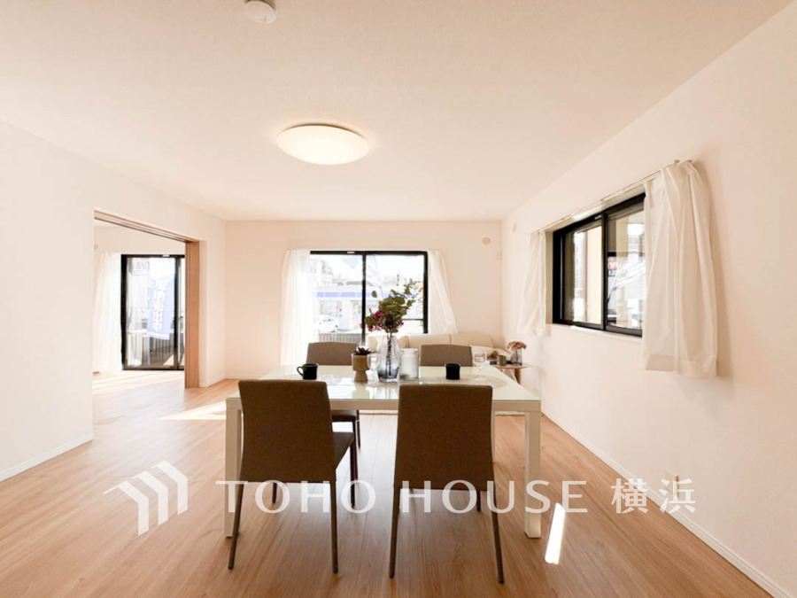 光と風があふれる開放的なリビングダイニングには自然と家族みんなが集まってきます。明るく穏やかな空気の中で飲んだり、食べたり、笑ったり。