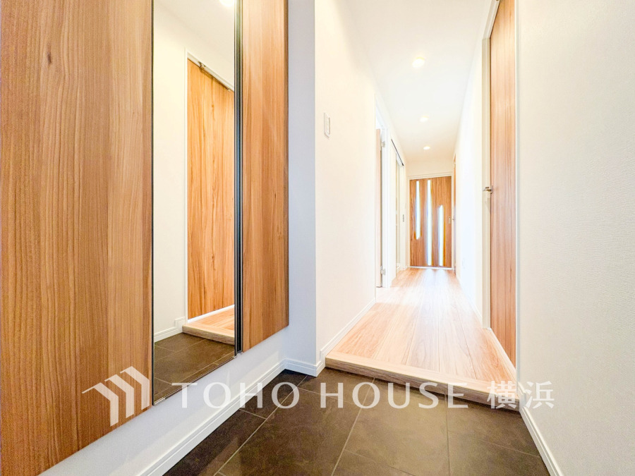 お客様をお迎えする玄関は落ち着いた雰囲気。帰り着くたびに洗練されたテイストの空間に迎えられ誇りと喜びを感じる玄関まわりです。