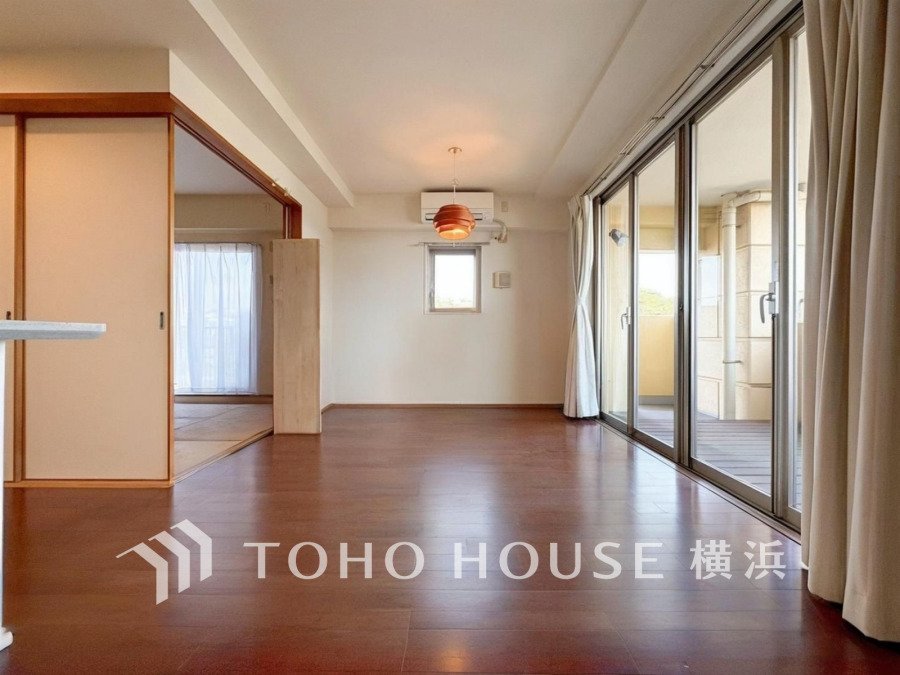 豊かな光が照らすこの場所は、たわいもない会話を楽しみ、ゆったりとした時間を過ごす場所。この場所から、家族の記憶が紡がれるでしょう。