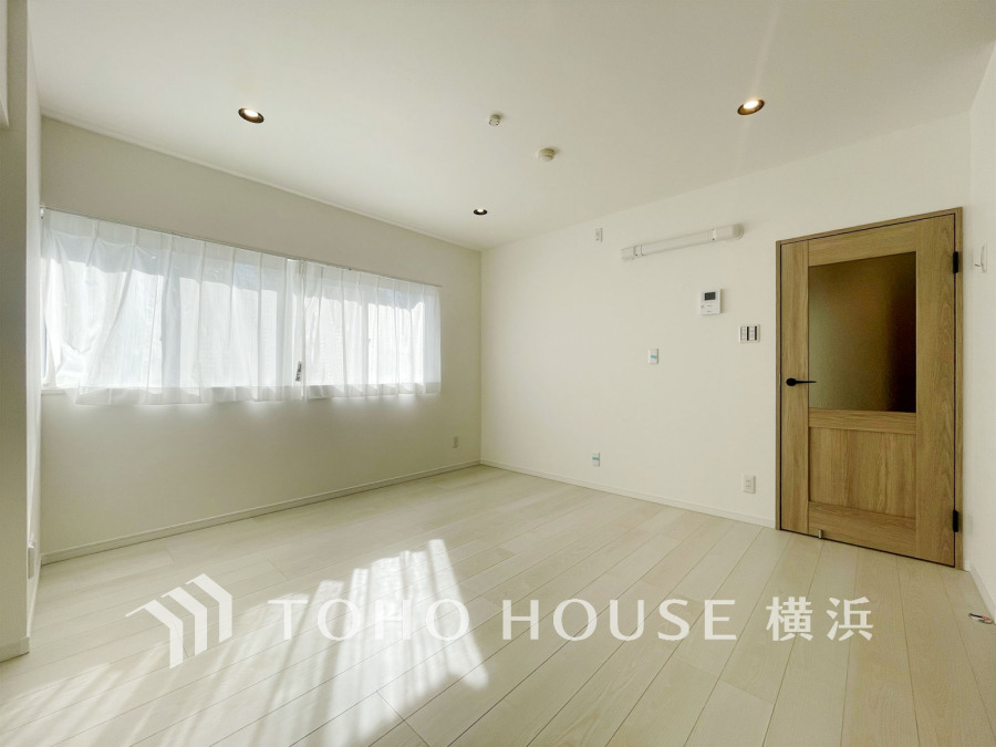 自然光が降り注ぐ明るい洋室。シンプルなデザインでどんなインテリアにも馴染みやすい空間です。