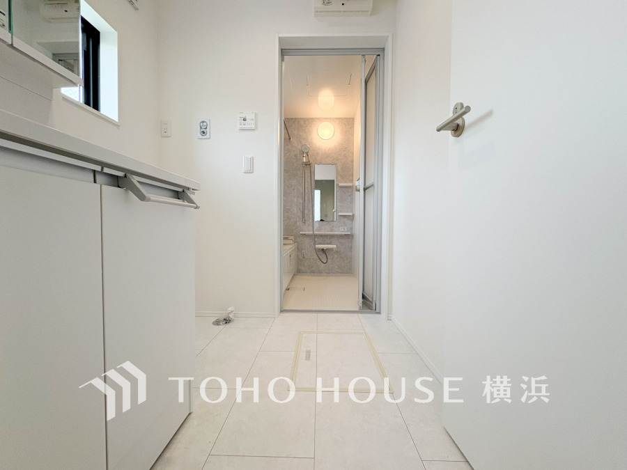 ご家族の1日が始まり、1日の終わりを締めくくる洗面空間。快適に過ごせることはもちろん、気品や優雅さを兼ね備えたパウダールームです。