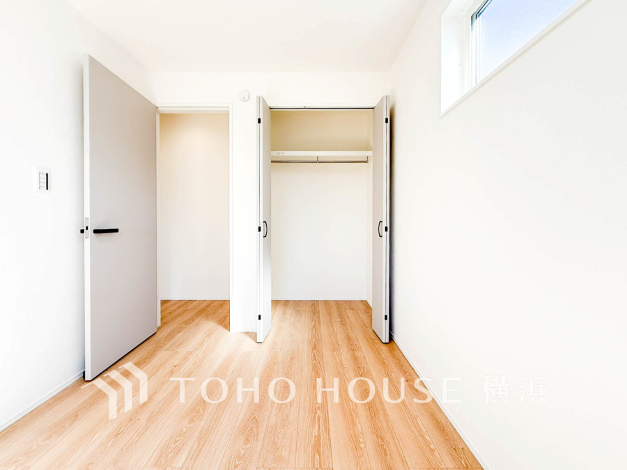 明るい光が差し込むシンプルな洋室。クローゼットと扉で収納も充実し、使い勝手の良い空間です。