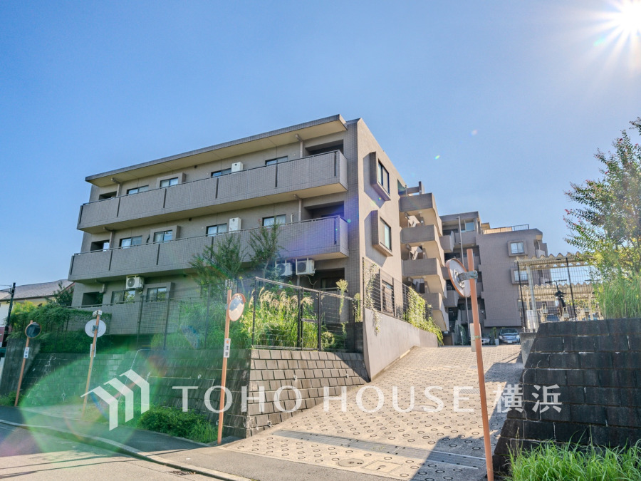 爽やかな青空の下に贅沢なほどに降り注ぐ陽光、豊かな居住性と、クオリティが見事に調和した住空間は、住まうことの喜びを感じさせてくれます。 