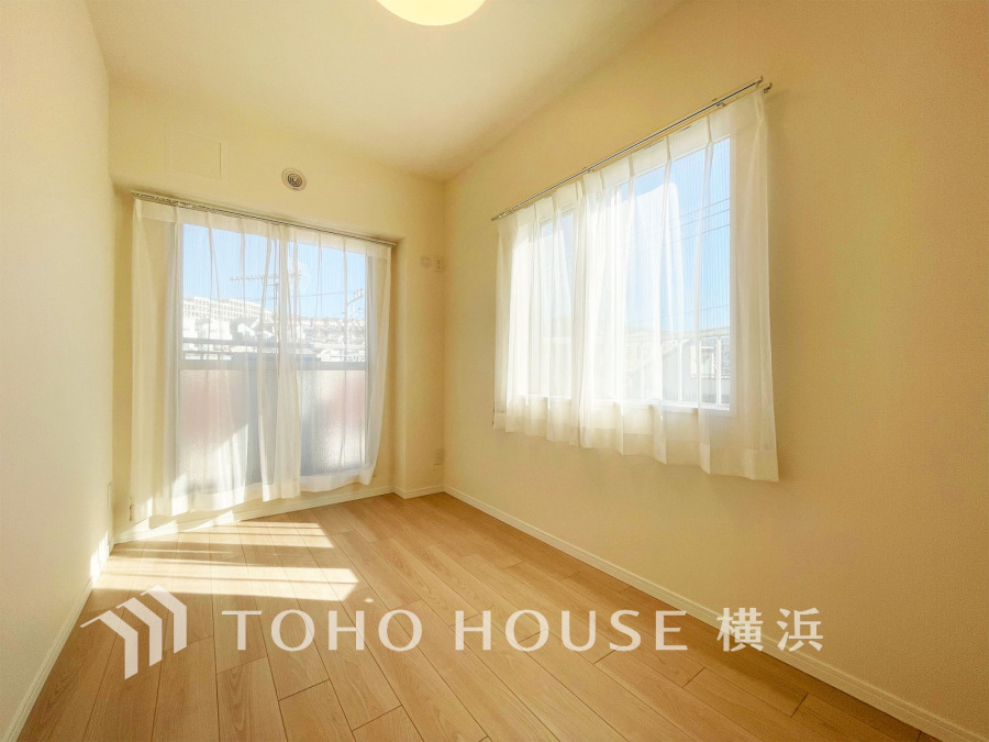 ひとりの時間をゆったり過ごしたり、静かな環境で趣味に打ち込んだり、自分時間を快適に過ごすプライベートルーム。大きな窓で彩られた空間は、心地よい風と伸びやかな眺めを愉しむ特等席に。