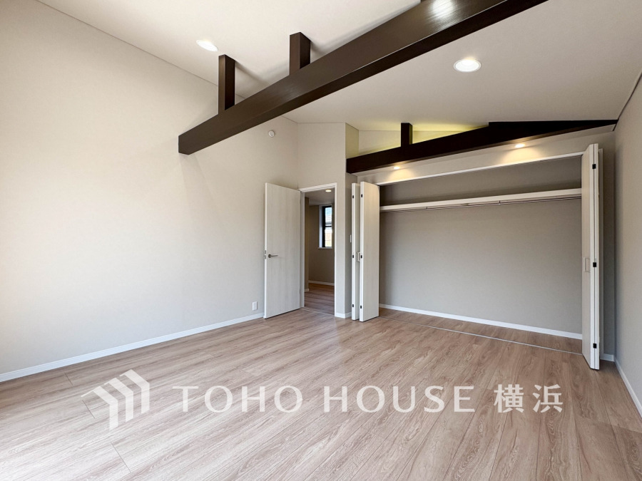 高い天井と梁が印象的な広々とした洋室。大容量クローゼットで収納も充実しています。