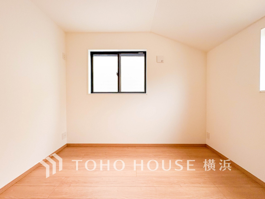 大きな窓からたっぷりと陽光が注がれる明るい空間。家族の成長に対応できる永住仕様の間取り。時を忘れて過ごす場所として過ごせるお部屋。