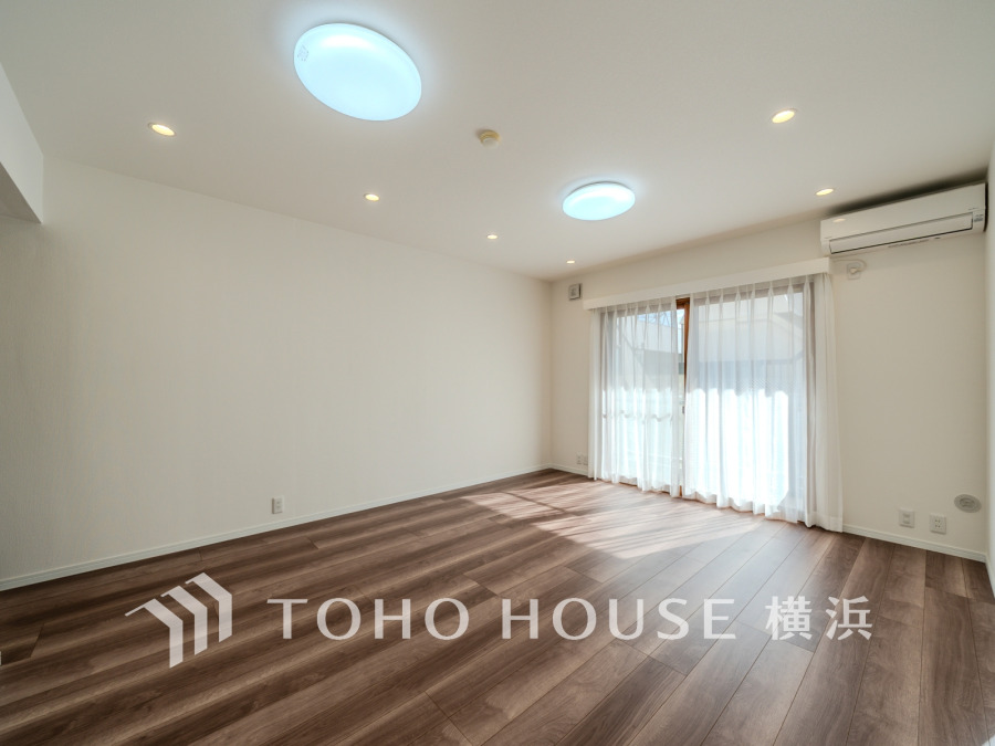 南向きの大きな窓からたっぷりと光が入る明るいLDK。落ち着いた雰囲気に包まれた空間です。
