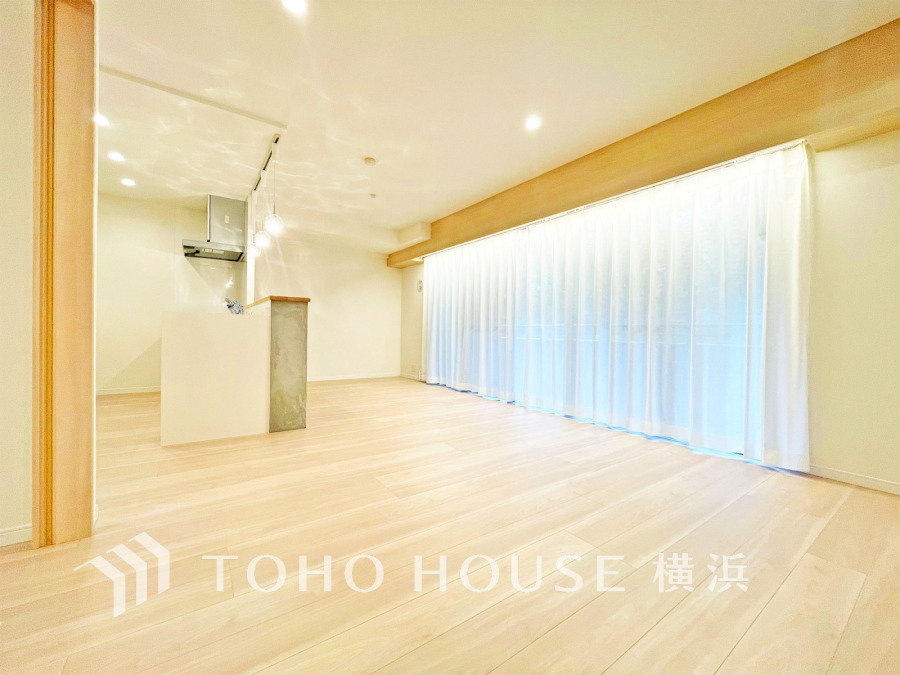 光と風があふれる開放的なリビングダイニングには自然と家族みんなが集まってきます。明るく穏やかな空気の中で飲んだり、食べたり、笑ったり。
