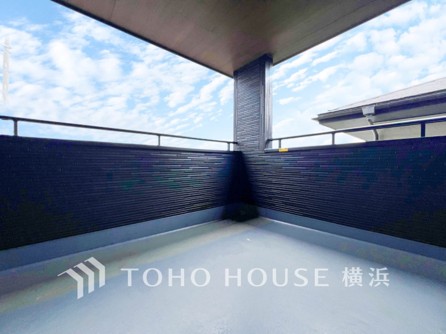 気持ちのいい空が見渡せる広いインナーバルコニー。爽やかな風を感じて、心躍る素敵な暮らしがはじまります。多少の雨では洗濯物が濡れないのも嬉しいポイント。
