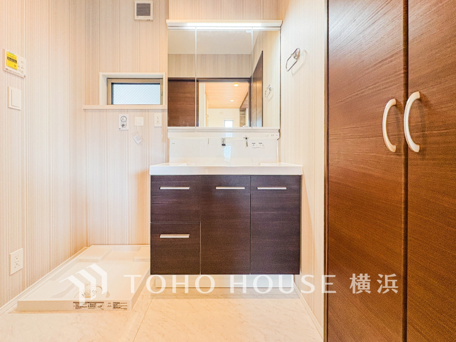 落ち着いた空間を演出するカラーと、ゆったり落ち着いてお使い頂ける広さが魅力のパウダールーム。居室からも独立しており、プライベート空間を保ちます。