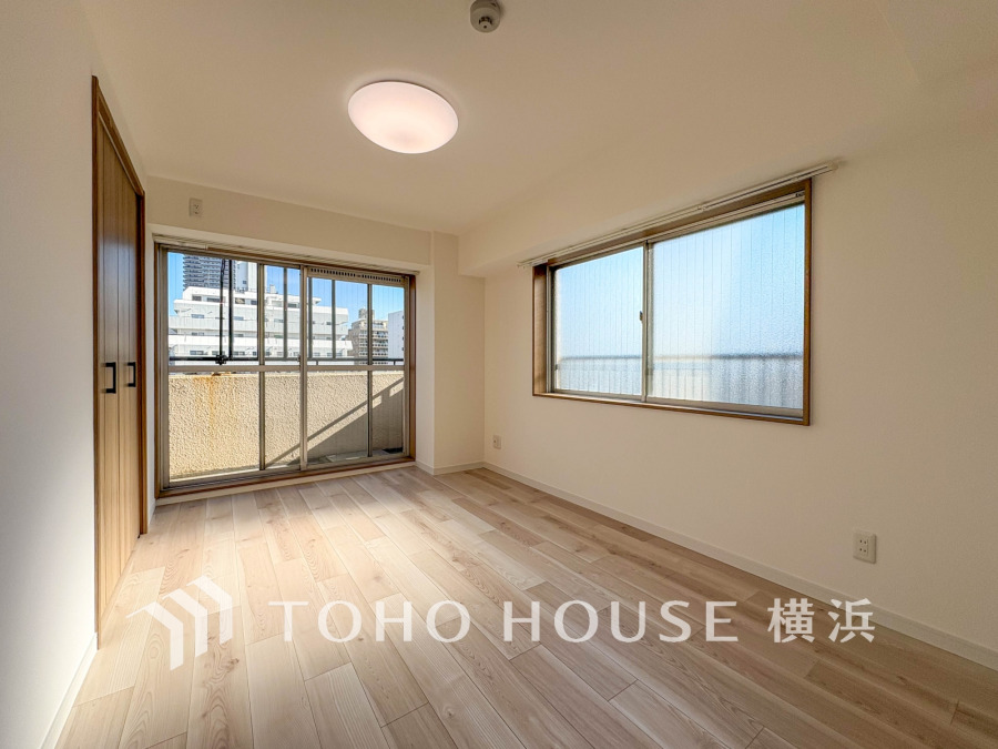 南東向きで明るく開放感のある洋室。バルコニーと大きな窓から自然光がたっぷり差し込みます。