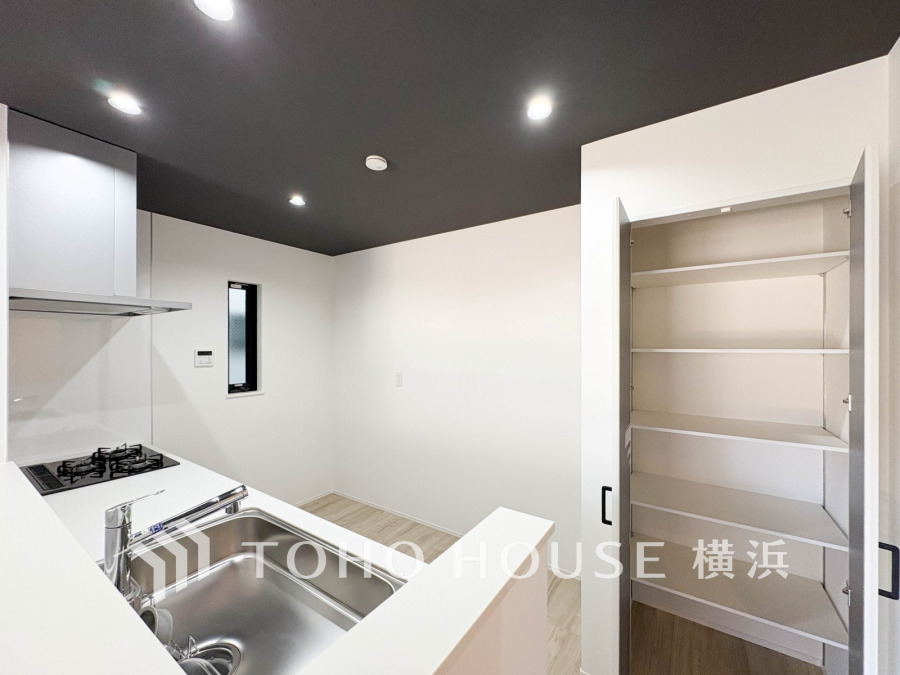 この明るく機能的なキッチンで、どんな家族の食卓を囲みますか？3口コンロと広い調理スペース、隣接する収納で、毎日の家事がもっと楽しくなります。