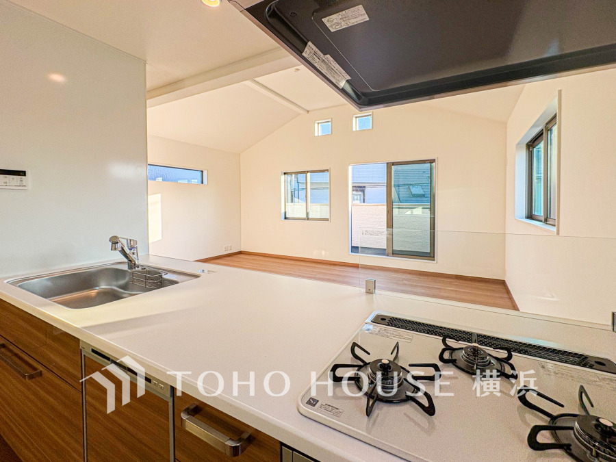 スタイリッシュな対面キッチンを採用。リビングにいるご家族との会話を楽しみながらお料理ができます。
