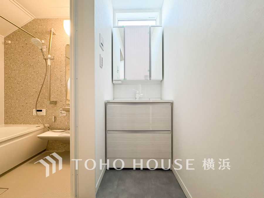 脱衣スペースを含む空間はゆとりの広さを設け、また洗面化粧台にも収納スペースを設ける事により、散らかりやすい洗面スペースをスッキリ保てます。