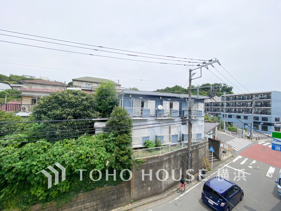 手を伸ばせば、ふれることが出来そうな環境が、そのままインテリアになったような印象です。その豊かな眺望にふさわしい空間には、通風・採光にも優れ、心地よい光と風があふれています。