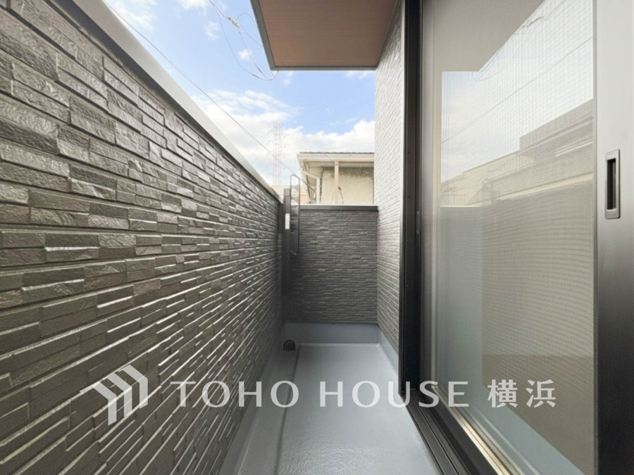 暮らしの中で光と風を演出してくれるバルコニー、見事なまでの開放的な空間を演出しながら、プライベート性も確保された空間は我が家の自慢。