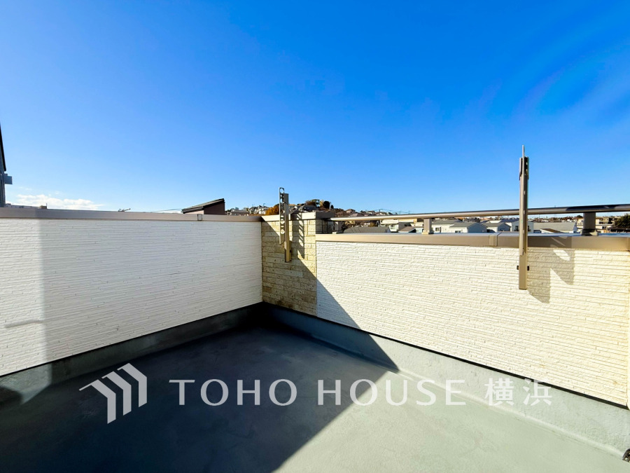 暮らしの中で光と風を演出してくれるルーフバルコニー。見事なまでの開放的な空間を演出しながら、プライベート性も確保された空間は我が家の自慢。アウトドアリビングとしても楽しめそう。