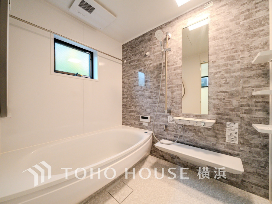 上質が感じられる質感とカラーリングで、清潔な空間美を実現。一日の疲れが癒される優雅なバスタイムを堪能できるゆとりあるバスルームです。