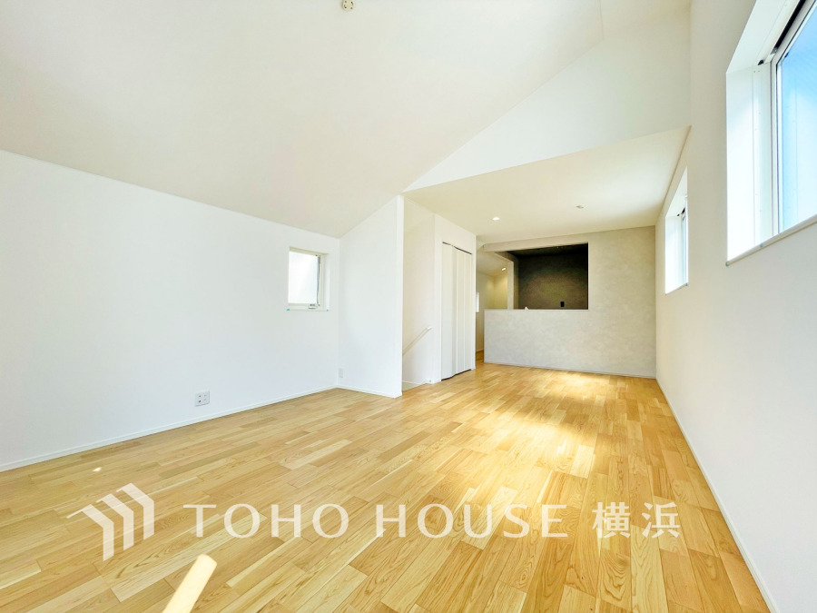 広々としたリビング・ダイニングは、光が広がるシンプルさがお洒落な内装。落ち着いた雰囲気に包まれて、伸びやかな空間のなかで、ゆったりと家族団らんのひとときを過ごせます。