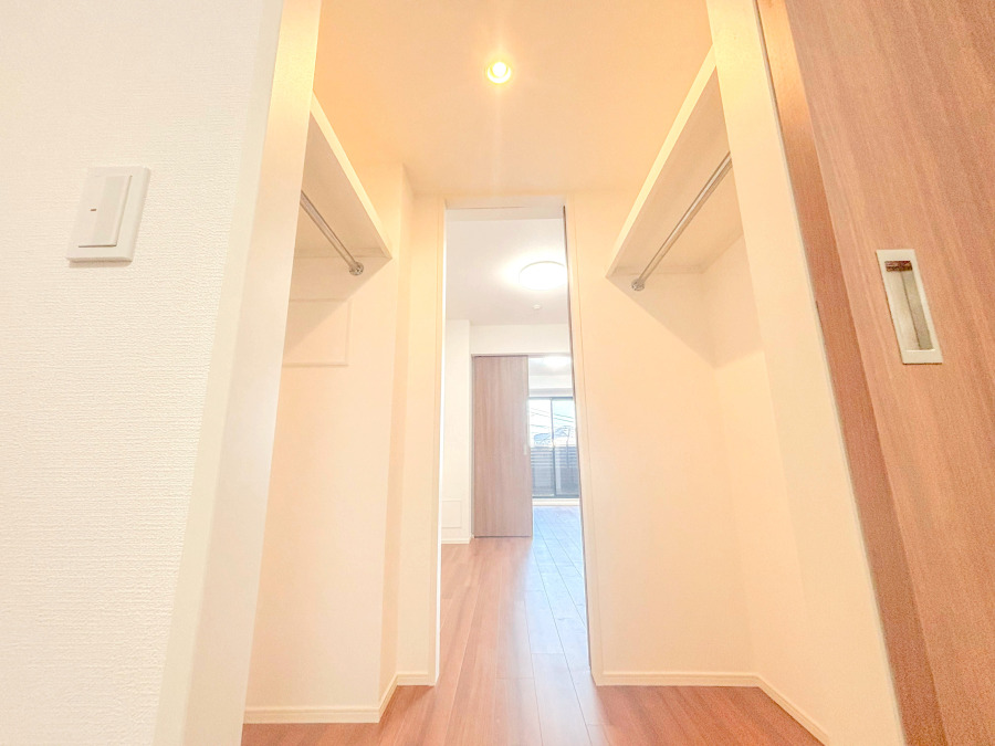 ２部屋から出入りできるウォークスルークローゼットを完備。お子様のおもちゃやゴルフバックなど、大きなお荷物をお持ちの方や、季節物の家電製品やキャリーバック、お荷物が多い方でも安心のスペースです。