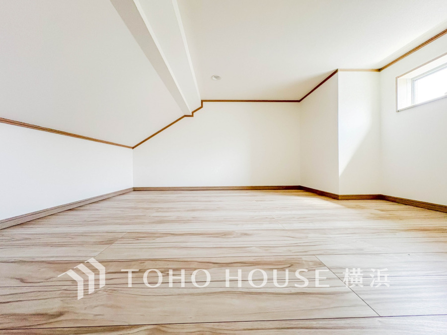 窓から自然光が差し込む明るい小屋裏収納。ゆとりある広さで多目的に使えます。