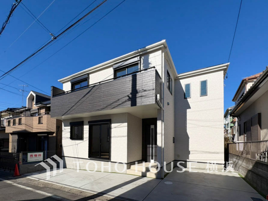 時代の流れに惑わされないシックなカラートーンで街並みに溶け込む外観は、主張し過ぎず、また平凡になり過ぎず絶妙なコントラストで輝きを放ちます。