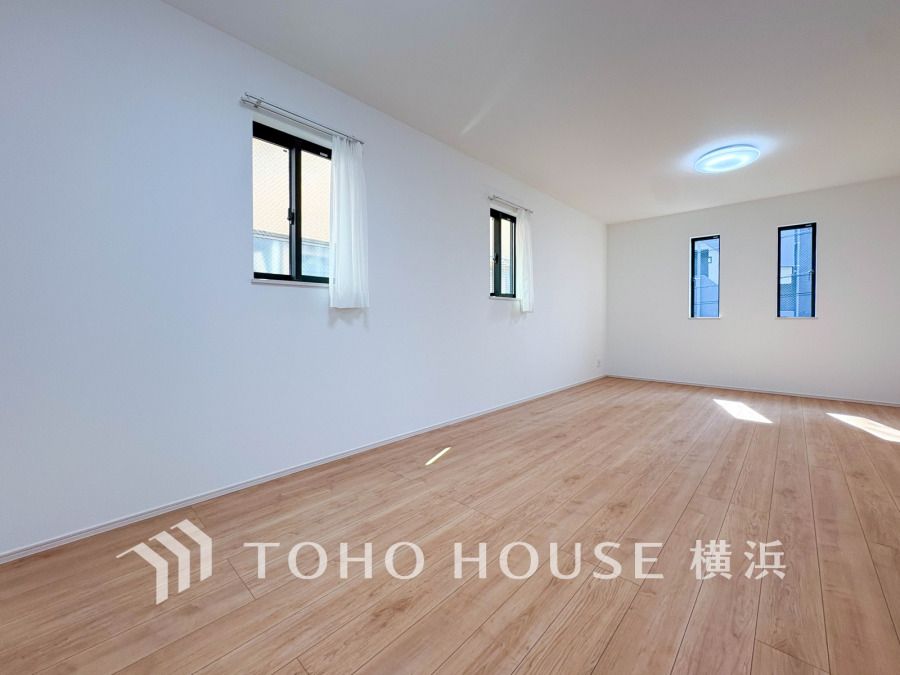 明るく開放的な空間が広がるLDK。室内には豊かな陽光が注ぎ込み、爽やかな住空間を演出。ホームパーティーでもゲストと一緒に料理を楽しみながら楽しい時間を過ごせそう。